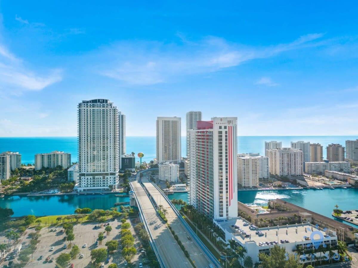 Spectacular View With Balcony, Pool, Near Holiday home Hallandale Beach