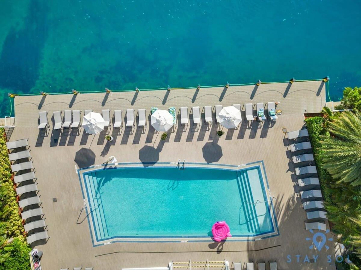 Spectacular View With Balcony, Pool, Near Holiday home Hallandale Beach