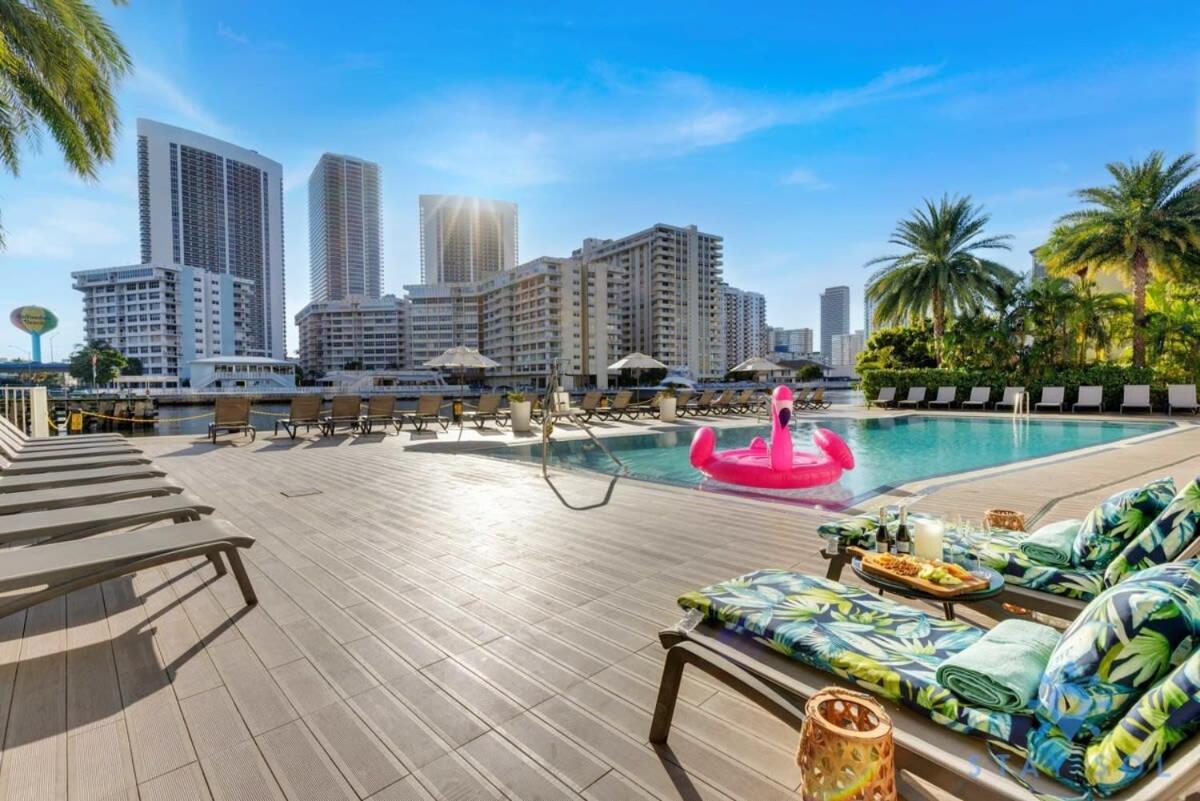 Spectacular View With Balcony, Pool, Near Hallandale Beach